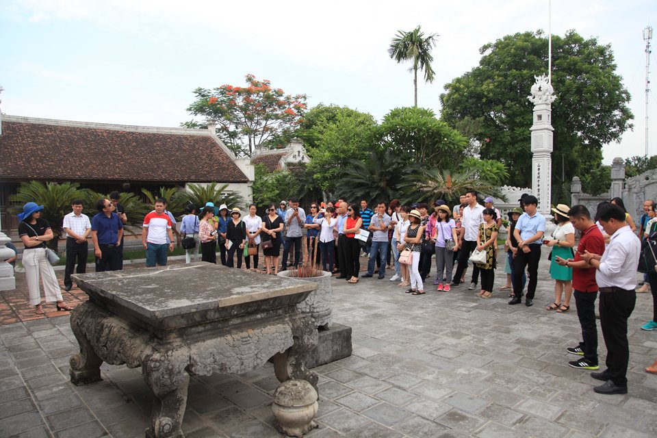 Đoàn đến thăm đền thờ nơi sinh vua Đinh Tiên Hoàng tại huyện Gia Viễn. 